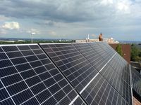 Photovoltaikmodule auf einem Einfamilienhaus im Taunus
