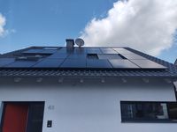 Solaranlage mit schwarzen Modulen auf einem Einfamilienhaus in Frankfurt